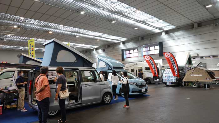 小型タイプのキャンピングカー